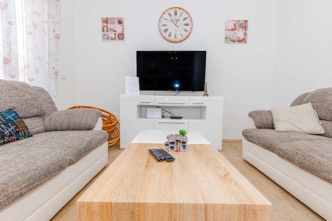 تْسافتات Spacious 2-Bedroom Apartment With Terrace And Parking المظهر الخارجي الصورة